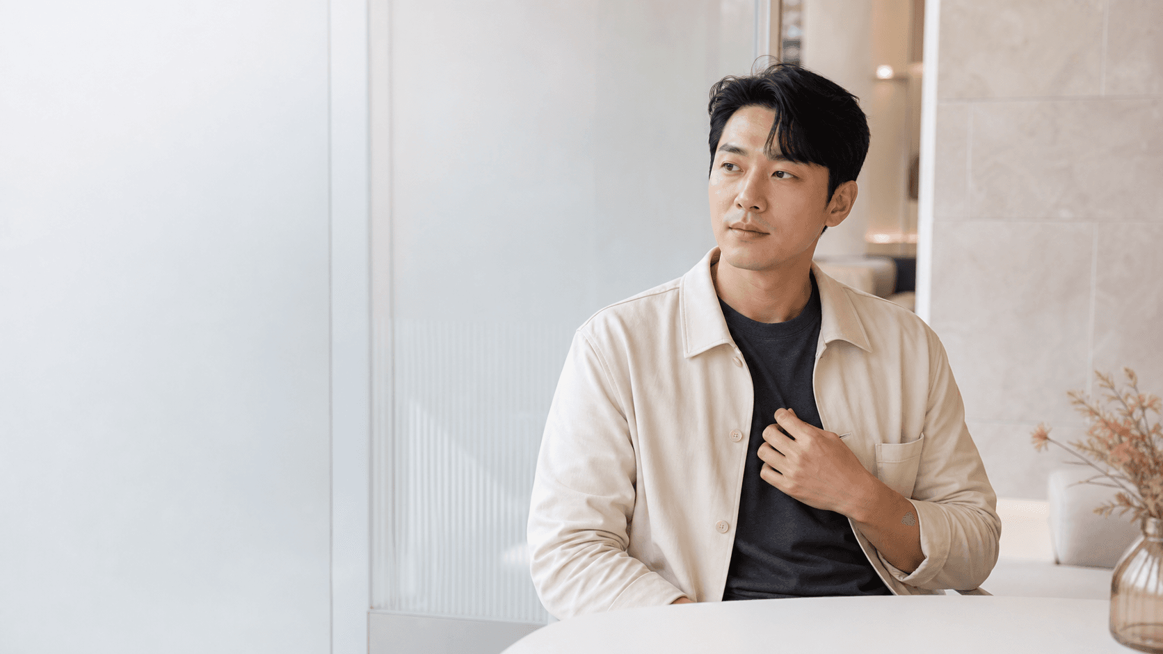 셔츠를 입은 남성의 상반신