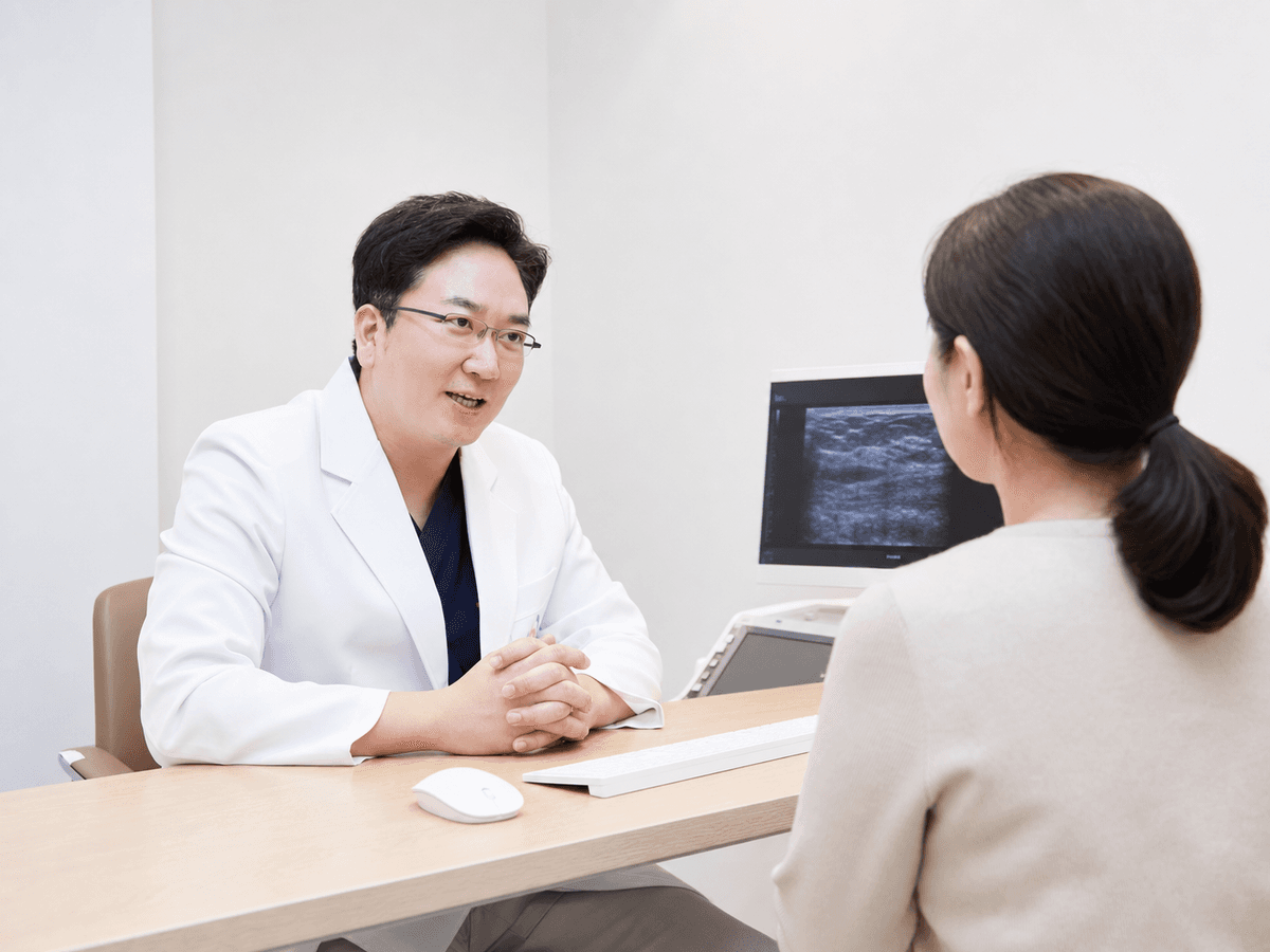 상담실에서 진료 순서를 설명하는 모습