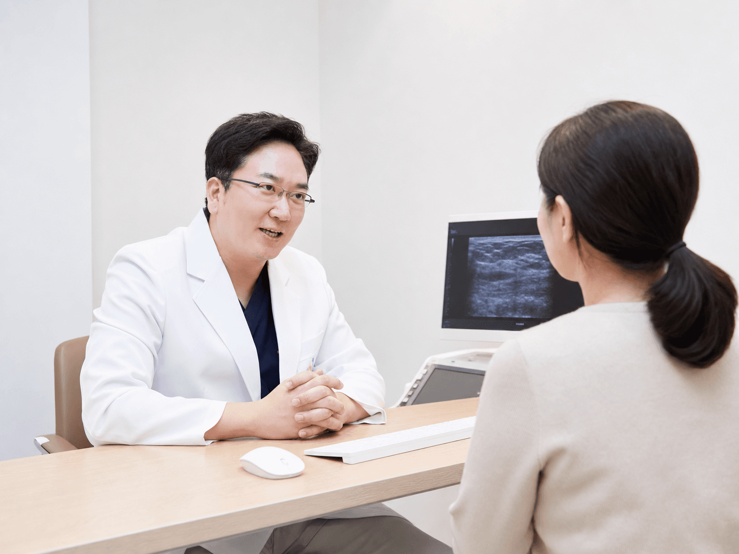 검사 결과를 설명하는 정준우 원장